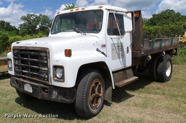 image for item DA6126 1982 International 1724 dump flatbed truck