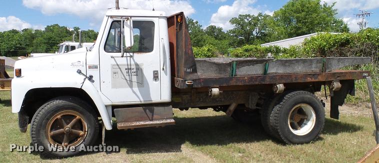 image for item DA6126 1982 International 1724 dump flatbed truck