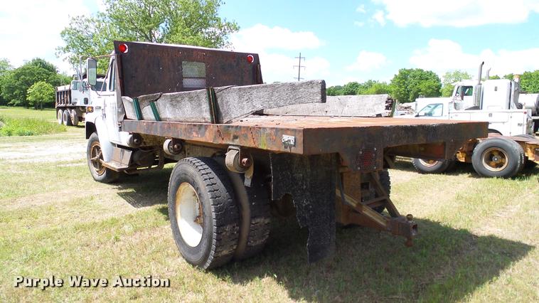 image for item DA6126 1982 International 1724 dump flatbed truck