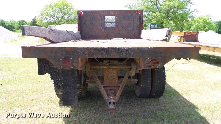 image for item DA6126 1982 International 1724 dump flatbed truck