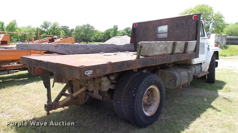 image for item DA6126 1982 International 1724 dump flatbed truck