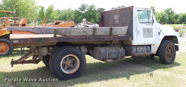 image for item DA6126 1982 International 1724 dump flatbed truck