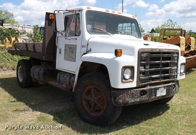 image for item DA6126 1982 International 1724 dump flatbed truck