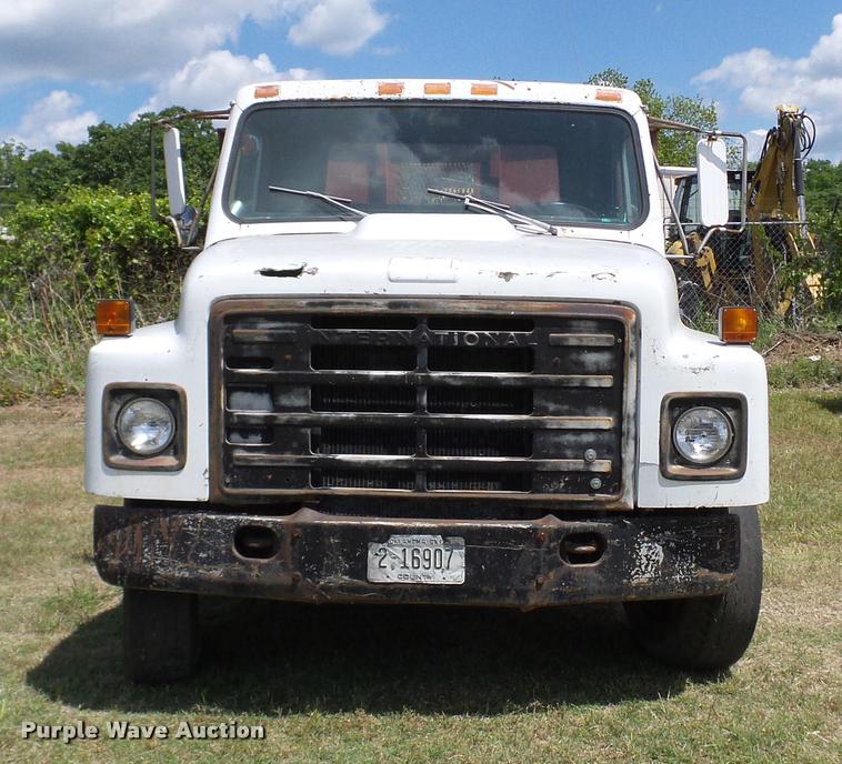 image for item DA6126 1982 International 1724 dump flatbed truck