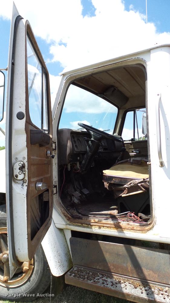 image for item DA6126 1982 International 1724 dump flatbed truck