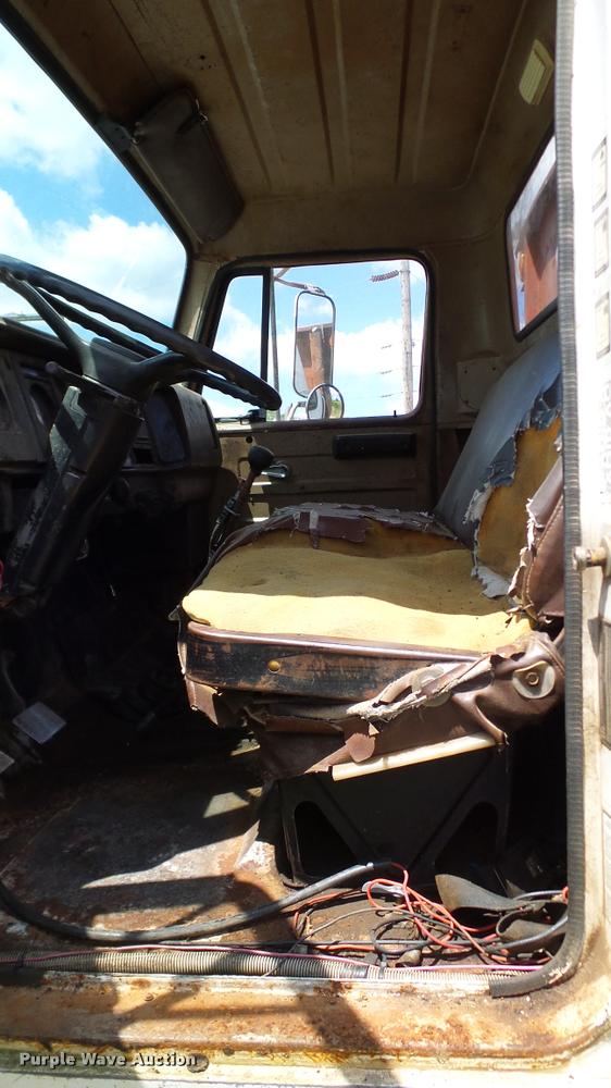 image for item DA6126 1982 International 1724 dump flatbed truck