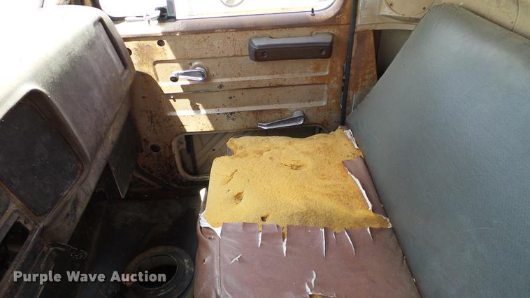 image for item DA6126 1982 International 1724 dump flatbed truck