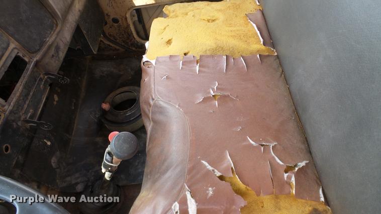 image for item DA6126 1982 International 1724 dump flatbed truck