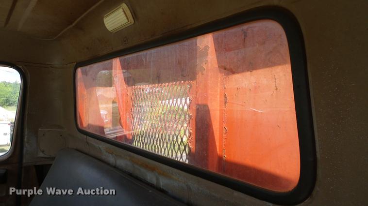 image for item DA6126 1982 International 1724 dump flatbed truck