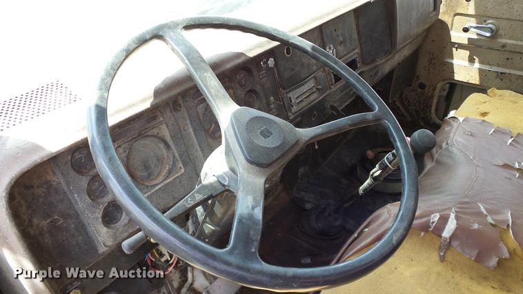 image for item DA6126 1982 International 1724 dump flatbed truck