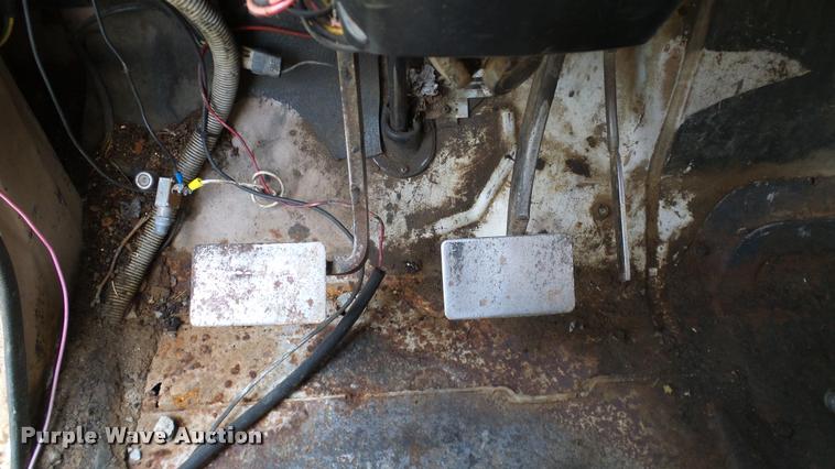 image for item DA6126 1982 International 1724 dump flatbed truck