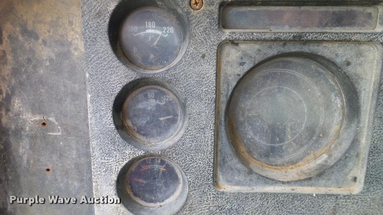 image for item DA6126 1982 International 1724 dump flatbed truck