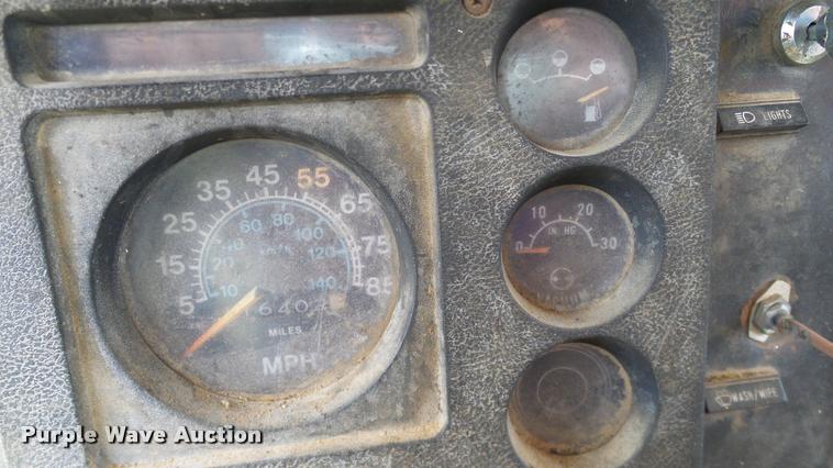 image for item DA6126 1982 International 1724 dump flatbed truck