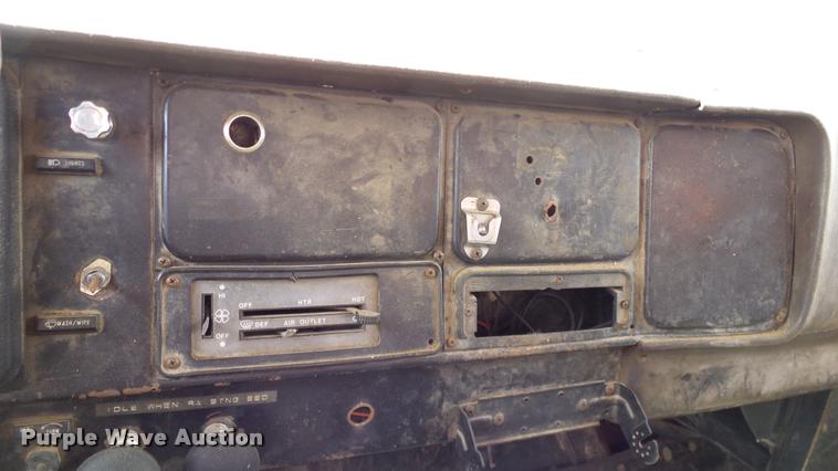 image for item DA6126 1982 International 1724 dump flatbed truck