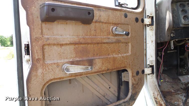 image for item DA6126 1982 International 1724 dump flatbed truck