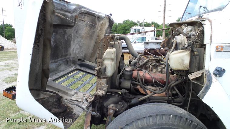 image for item DA6126 1982 International 1724 dump flatbed truck