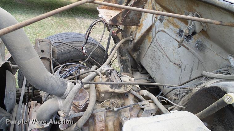 image for item DA6126 1982 International 1724 dump flatbed truck