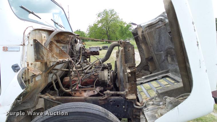 image for item DA6126 1982 International 1724 dump flatbed truck