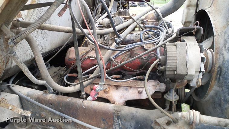 image for item DA6126 1982 International 1724 dump flatbed truck