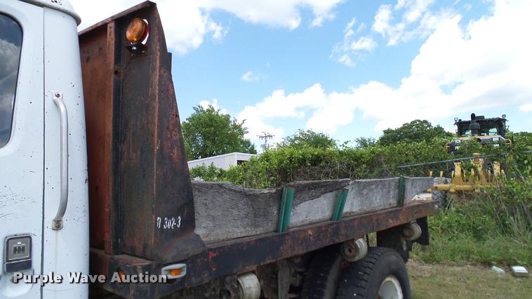 image for item DA6126 1982 International 1724 dump flatbed truck