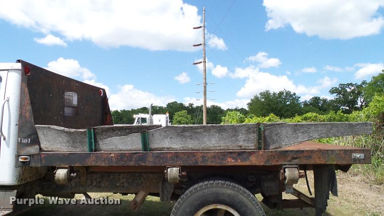 image for item DA6126 1982 International 1724 dump flatbed truck