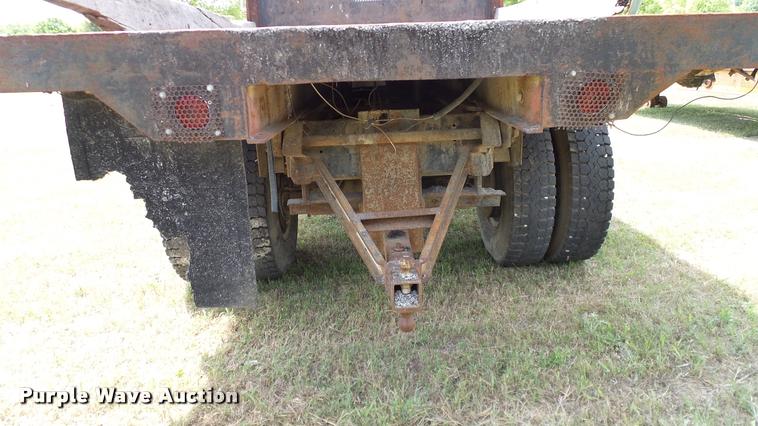 image for item DA6126 1982 International 1724 dump flatbed truck