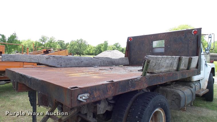 image for item DA6126 1982 International 1724 dump flatbed truck