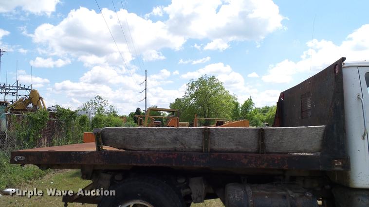 image for item DA6126 1982 International 1724 dump flatbed truck