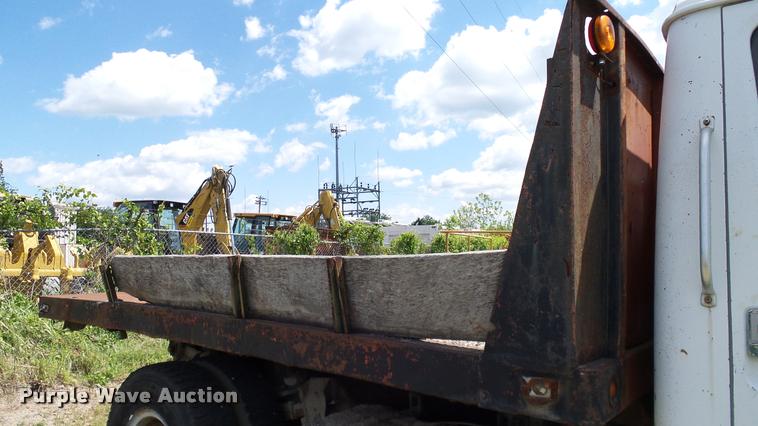 image for item DA6126 1982 International 1724 dump flatbed truck