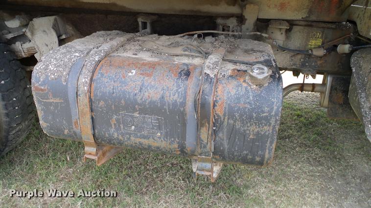 image for item DA6126 1982 International 1724 dump flatbed truck