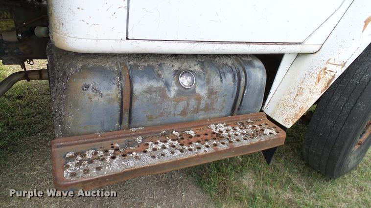 image for item DA6126 1982 International 1724 dump flatbed truck