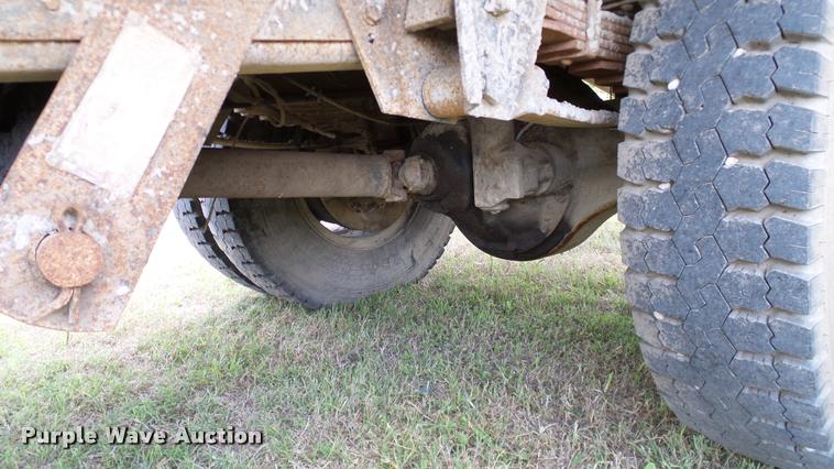 image for item DA6126 1982 International 1724 dump flatbed truck