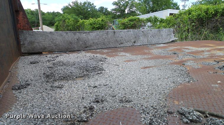 image for item DA6126 1982 International 1724 dump flatbed truck