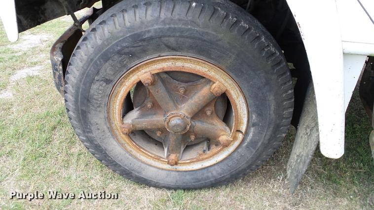 image for item DA6126 1982 International 1724 dump flatbed truck