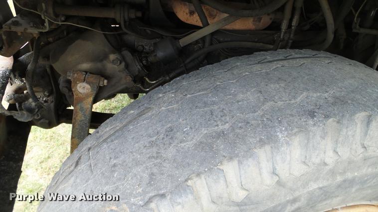 image for item DA6126 1982 International 1724 dump flatbed truck