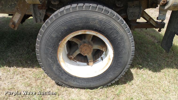 image for item DA6126 1982 International 1724 dump flatbed truck