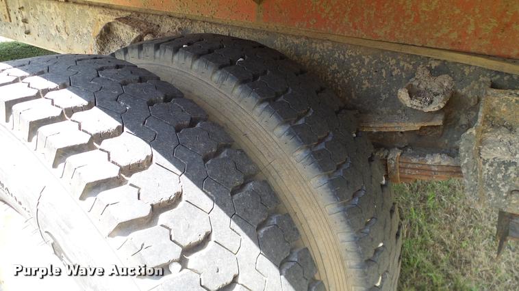 image for item DA6126 1982 International 1724 dump flatbed truck