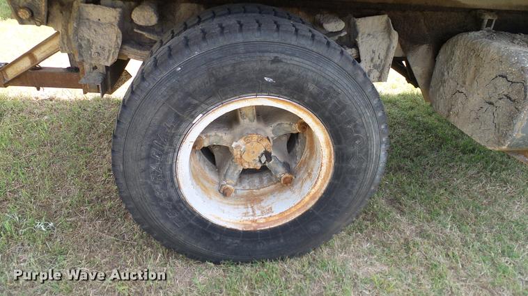 image for item DA6126 1982 International 1724 dump flatbed truck