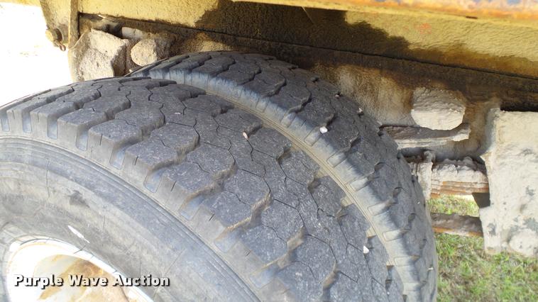 image for item DA6126 1982 International 1724 dump flatbed truck