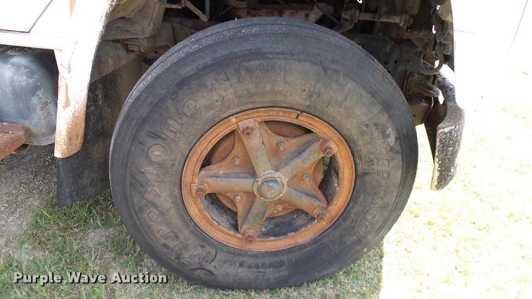 image for item DA6126 1982 International 1724 dump flatbed truck