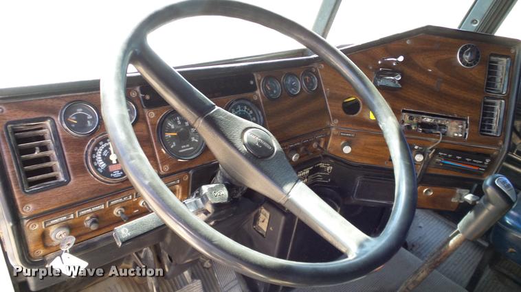 image for item DA6157 1989 Freightliner FLD dump truck