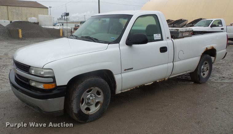 image for item DA8182 2001 Chevrolet Silverado 1500 pickup truck