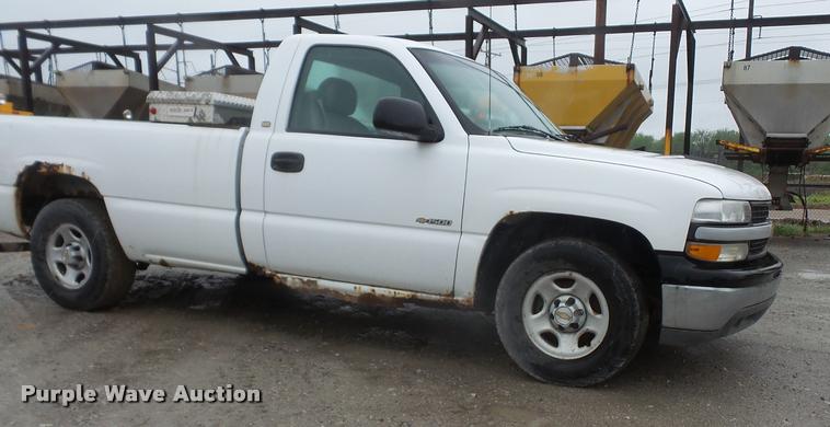 image for item DA8182 2001 Chevrolet Silverado 1500 pickup truck