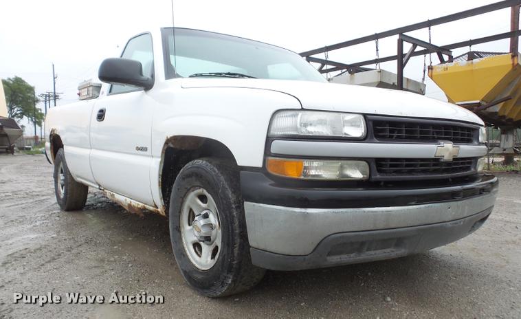 image for item DA8182 2001 Chevrolet Silverado 1500 pickup truck