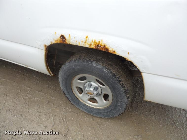 image for item DA8182 2001 Chevrolet Silverado 1500 pickup truck