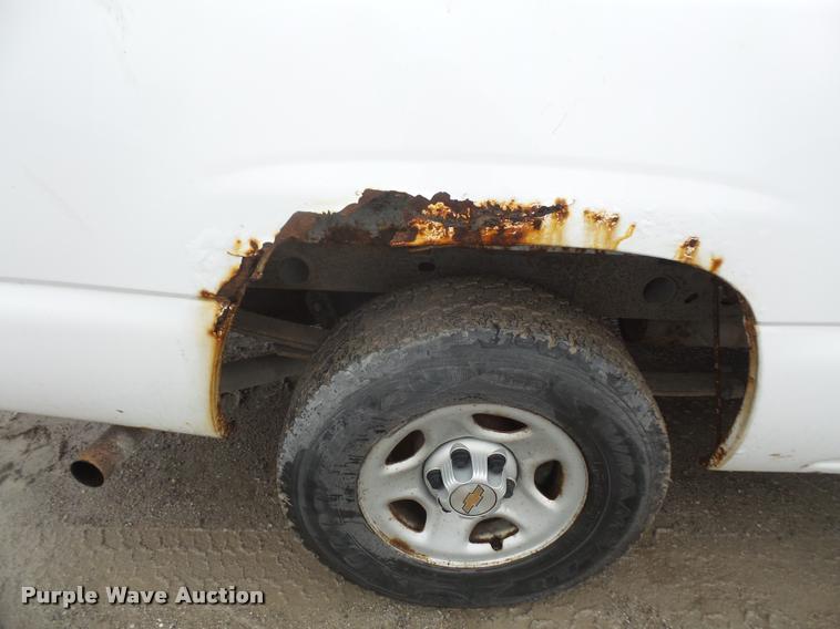 image for item DA8182 2001 Chevrolet Silverado 1500 pickup truck