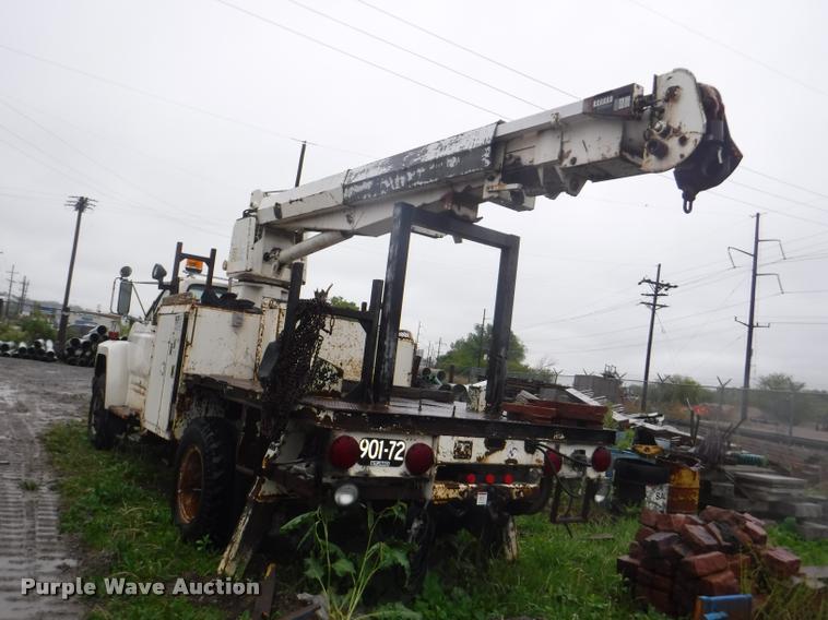 image for item DA8183 1985 Ford F800 crane truck