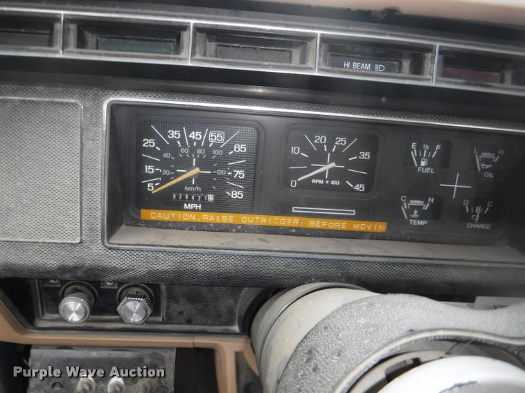 image for item DA8183 1985 Ford F800 crane truck