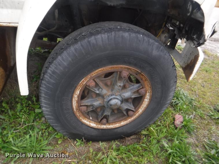 image for item DA8183 1985 Ford F800 crane truck