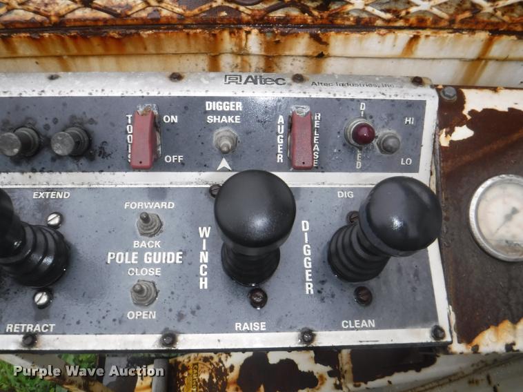 image for item DA8183 1985 Ford F800 crane truck